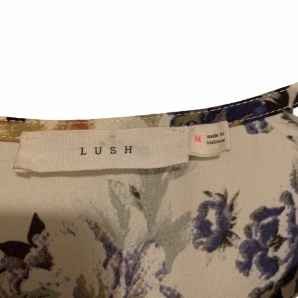Lush Tulip Petal Blouse All Over Floral Print Sz M - Picture 2 of 4